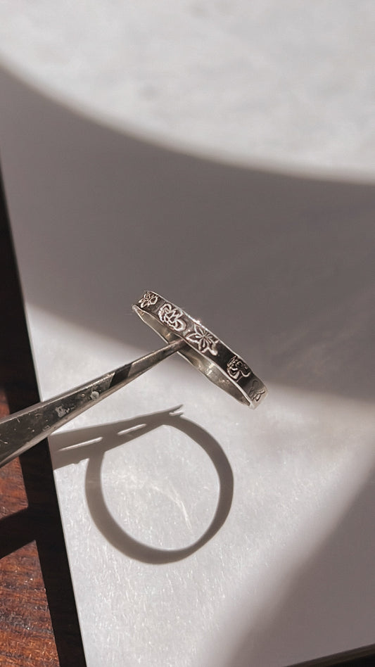 Anillo de Flor de Nacimiento Personalizado FLORA