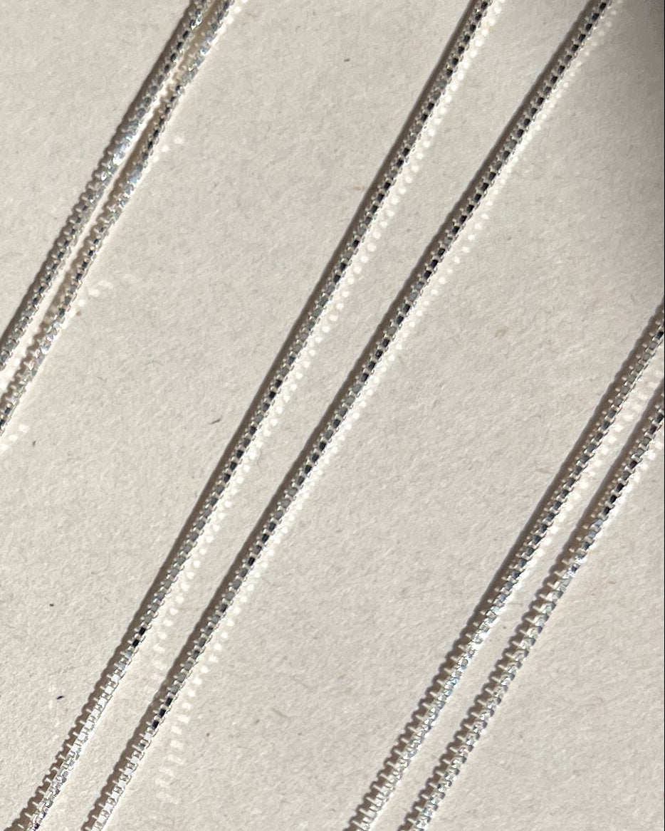 a silver venetian box chain